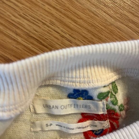 Urban Outfitters, Woman’s Fleece Crop Sweater, with Flower Decals, Size S/P‎ - Picture 2 of 3